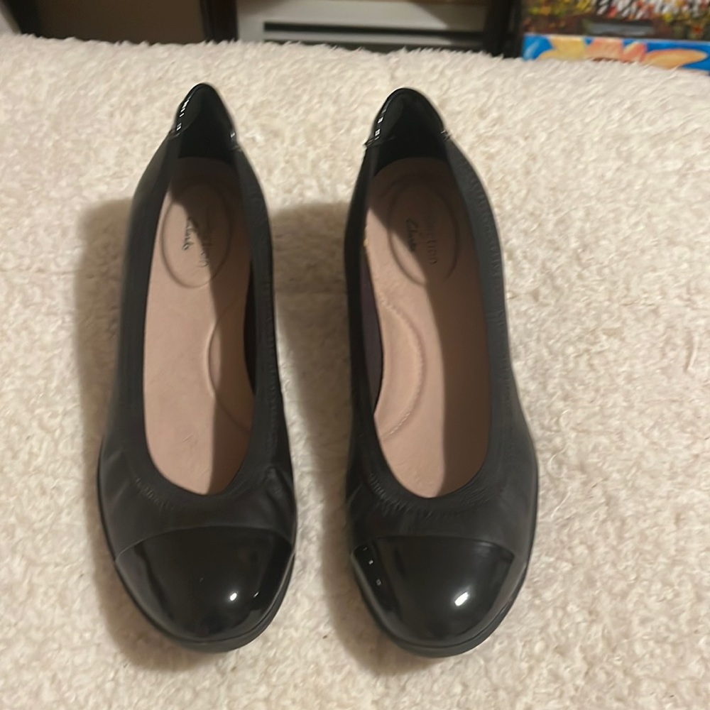 Women’s size 7.5 Clarks collection black lifted flats Shiny toe front Matte rest